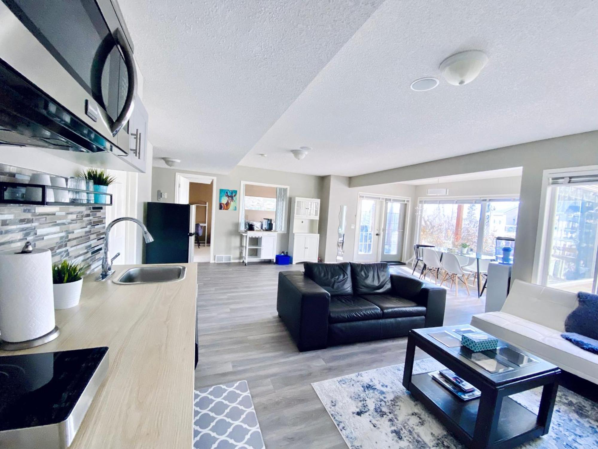 Private, Spacious, & Bright Home Calgary Exterior photo